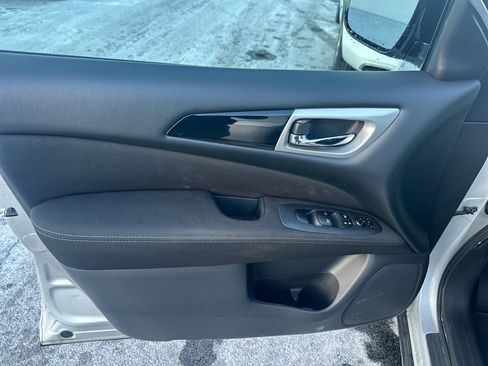 Used 2017 Nissan Pathfinder SV w/ SV Cold Weather Package image 7