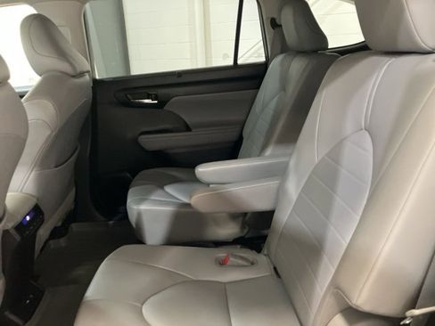 Used 2020 Toyota Highlander XLE image 21
