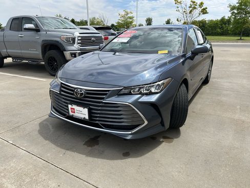 Used 2019 Toyota Avalon XLE w/ Moonroof Package FWD image 3
