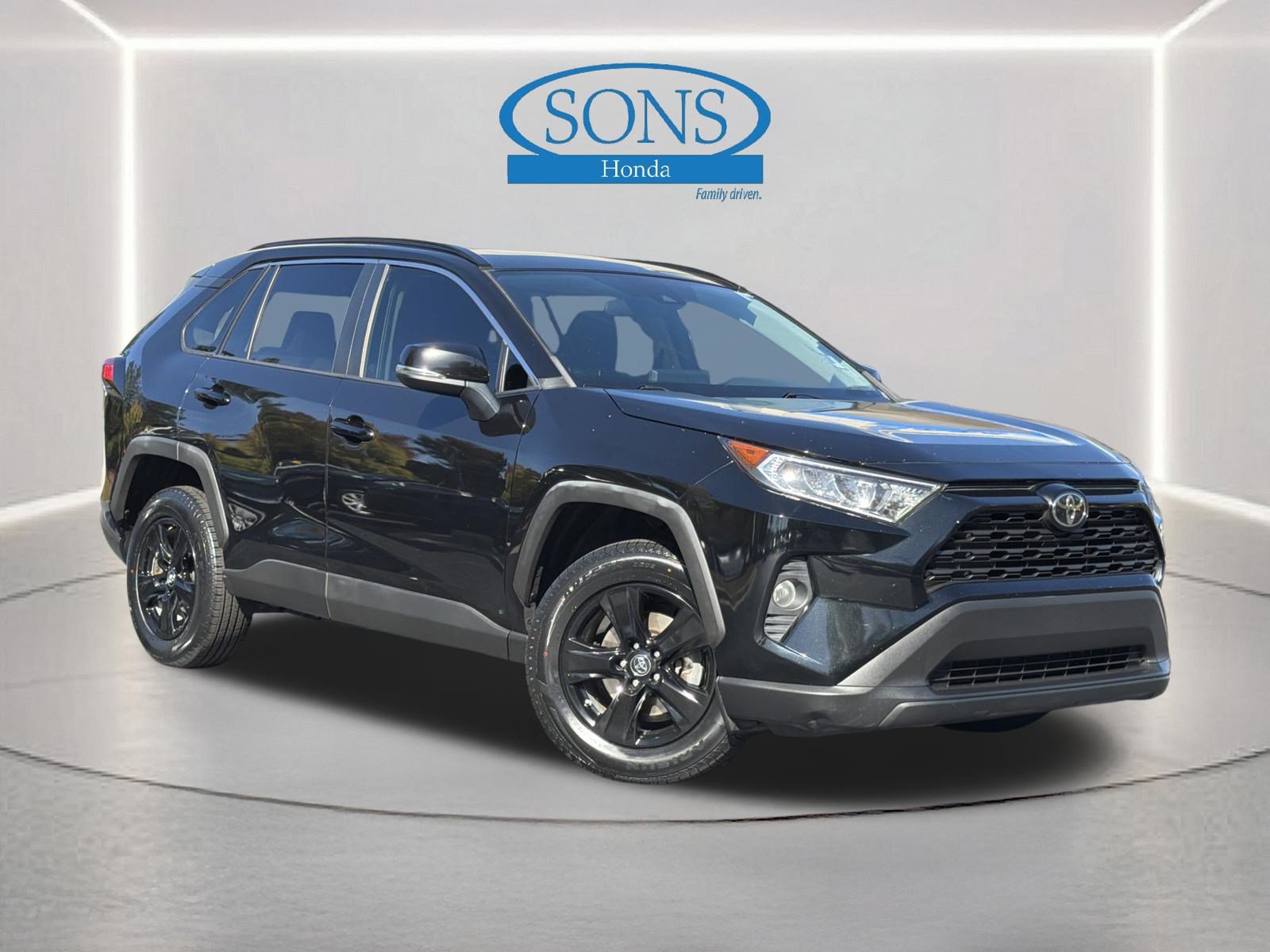 Used 2020 Toyota RAV4 XLE w/ Convenience Package FWD image 2