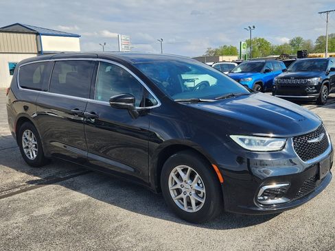 Used 2025 Chrysler Pacifica Select FWD image 2