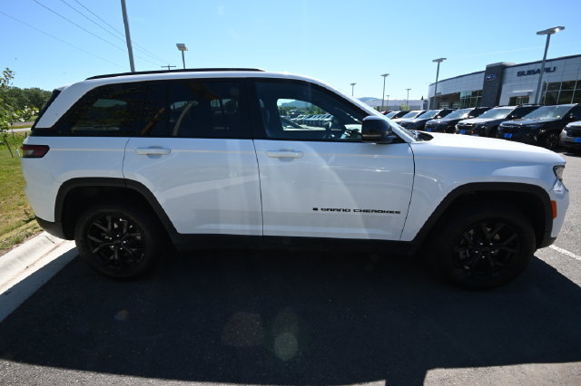 Used 2024 Jeep Grand Cherokee Altitude AWD/4WD image 13