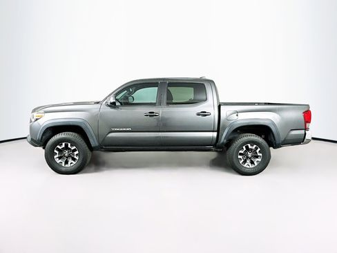 Used 2017 Toyota Tacoma TRD Off-Road image 4