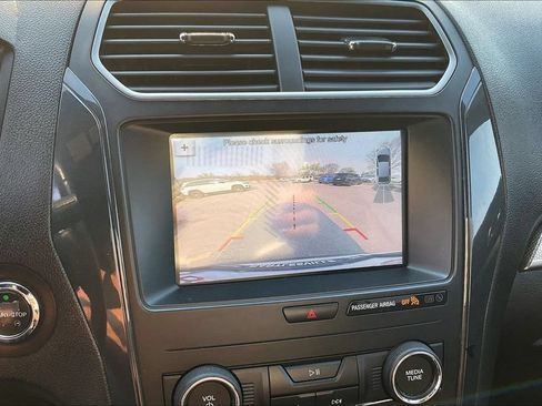 Used 2018 Ford Explorer XLT w/ Equipment Group 201A FWD image 20