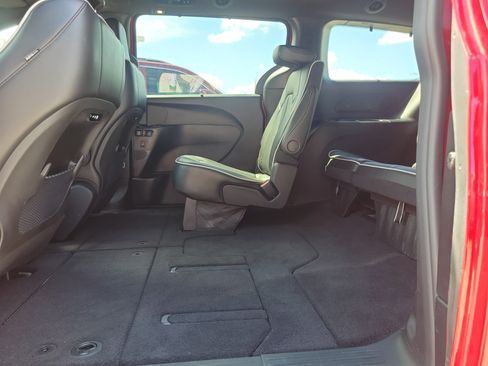 Used 2025 Chrysler Pacifica Limited w/ Trailer Tow Group FWD image 9