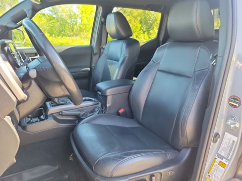 Used 2021 Toyota Tacoma TRD Sport w/ TRD Premium Sport Package AWD/4WD image 14