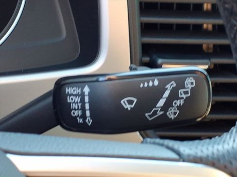 Used 2021 Volkswagen Atlas Cross Sport SE image 18