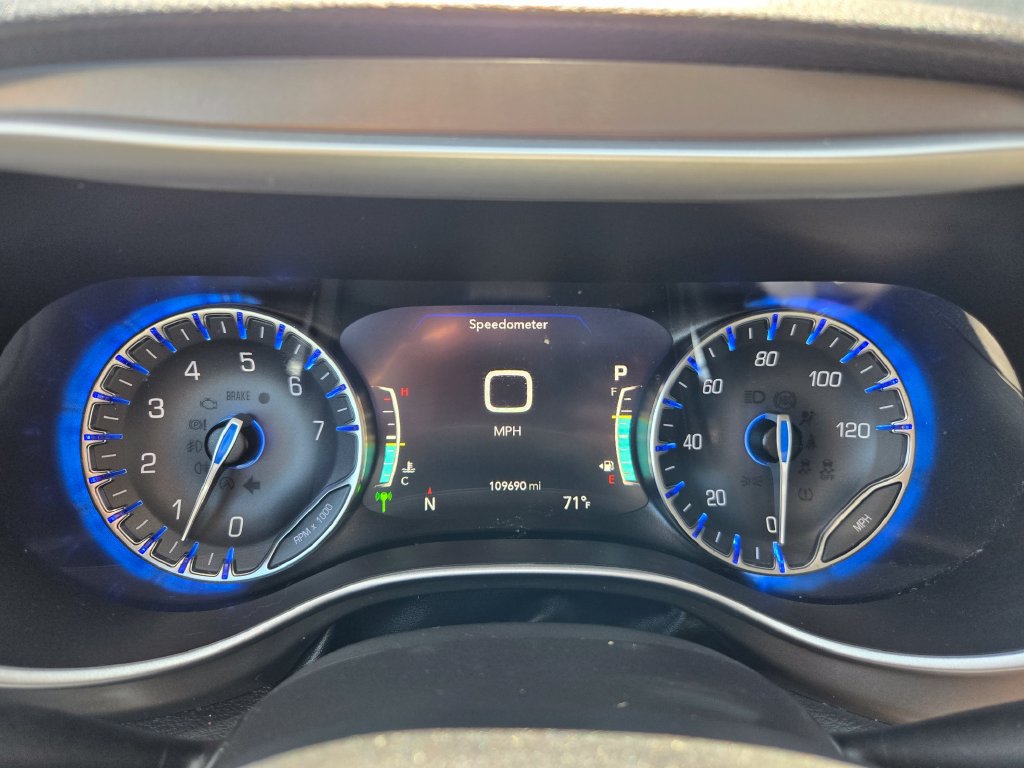 Used 2021 Chrysler Pacifica Touring-L w/ Uconnect Theater Family Group AWD/4WD image 18