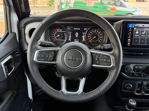 Used 2025 Jeep Wrangler Unlimited Sahara AWD/4WD image 28