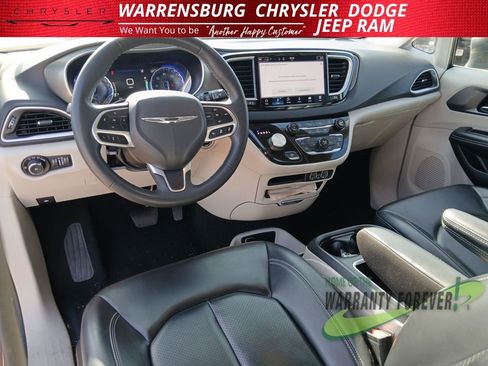Used 2023 Chrysler Pacifica Touring-L image 17
