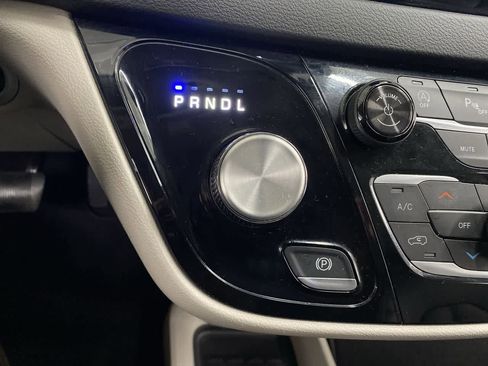 Used 2024 Chrysler Pacifica Touring-L FWD image 26