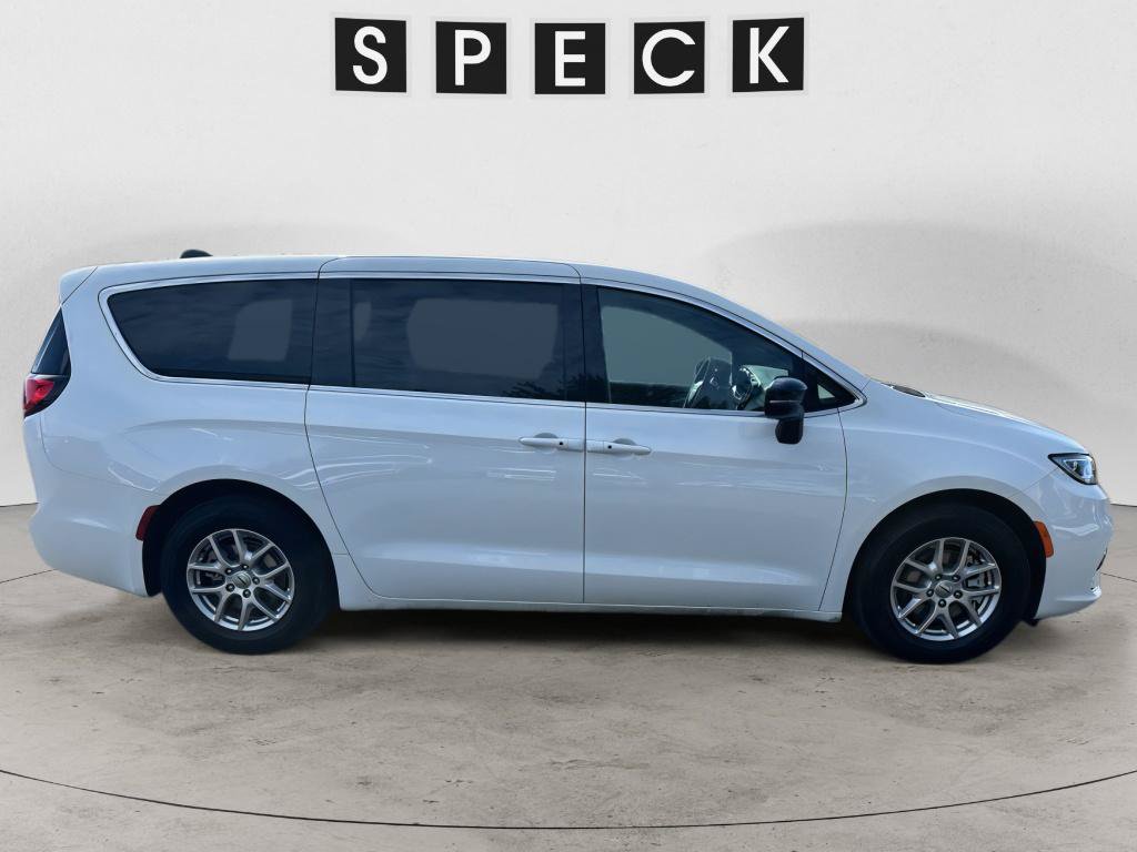 Used 2025 Chrysler Pacifica Select FWD image 6