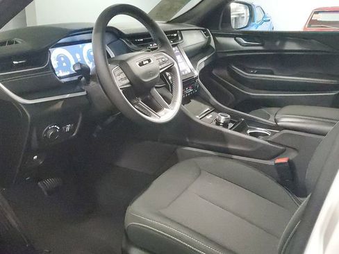 Used 2025 Jeep Grand Cherokee Laredo X image 19