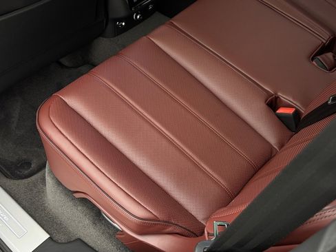 Used 2025 Bentley Bentayga image 29