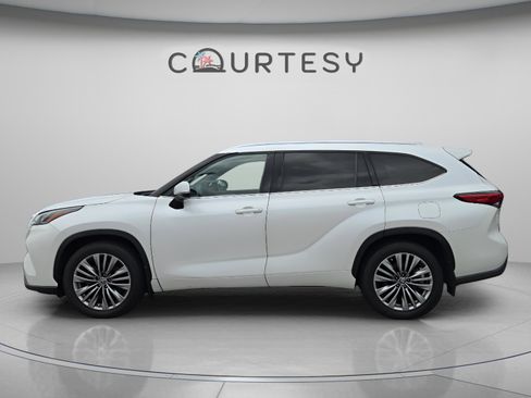 Used 2021 Toyota Highlander Platinum AWD/4WD image 2