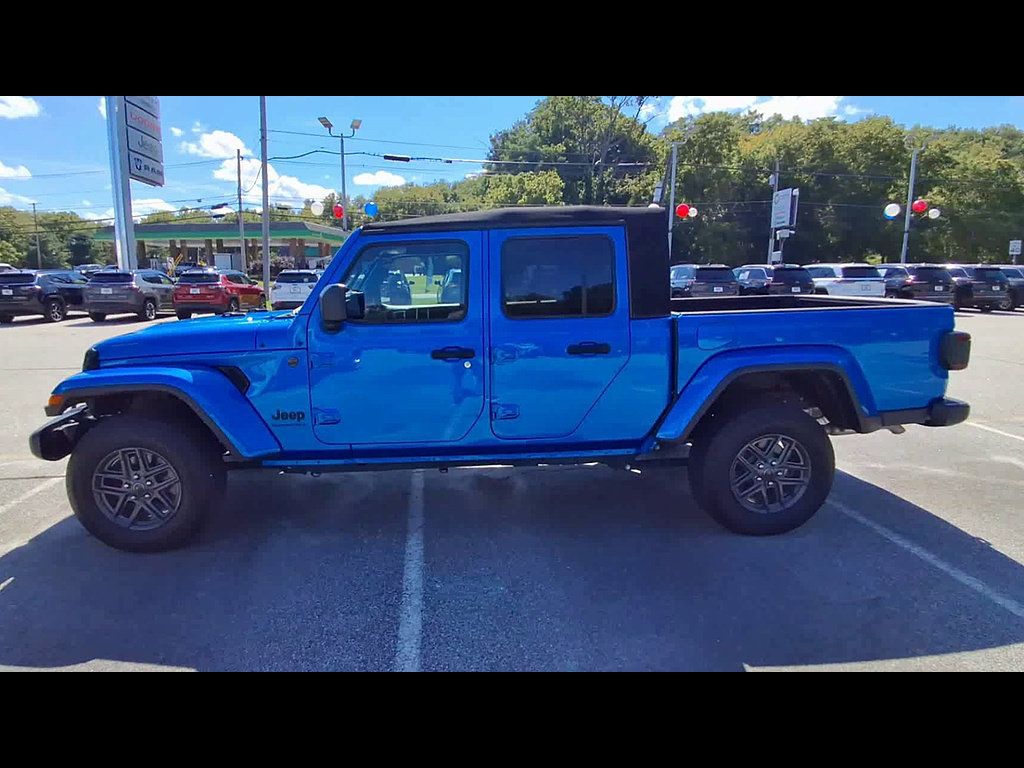 Used 2024 Jeep Gladiator Sport AWD/4WD image 5