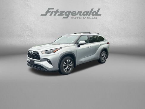 Used 2021 Toyota Highlander XLE AWD/4WD image 3
