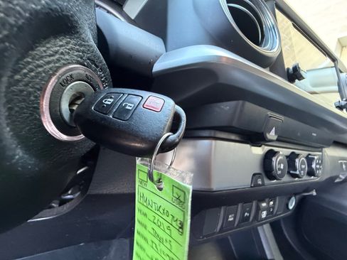Used 2019 Toyota Tacoma SR5 RWD image 30