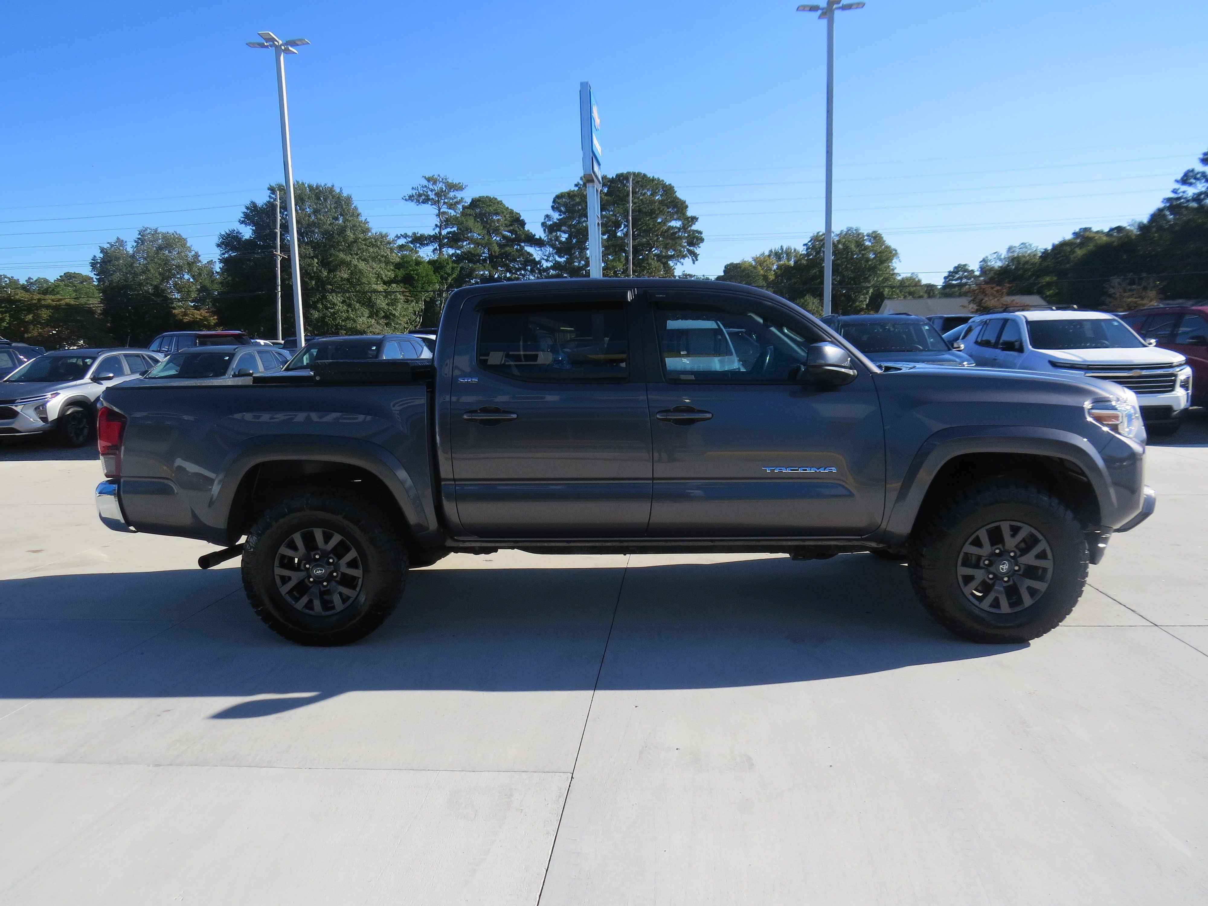 Used 2021 Toyota Tacoma SR5 AWD/4WD image 4