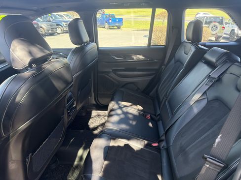 Used 2023 Jeep Grand Cherokee Altitude image 15