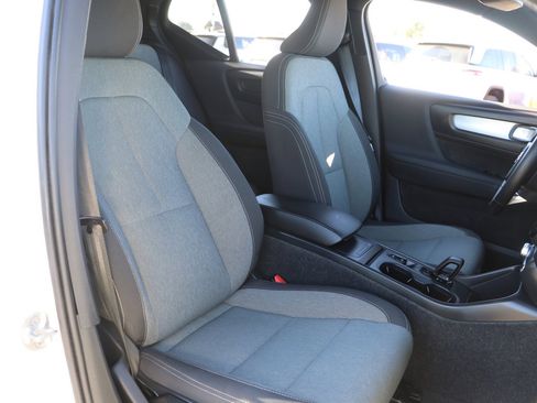 Used 2024 Volvo XC40 B5 Core image 33