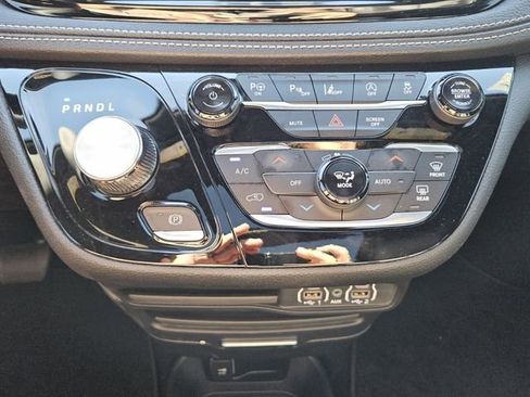 Used 2025 Chrysler Pacifica Select FWD image 19