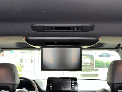 Used 2022 Toyota Sienna XSE w/ XSE Plus Package AWD/4WD image 5