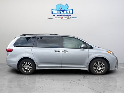 Used 2020 Toyota Sienna XLE w/ XLE Navigation Package FWD image 6