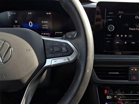 Certified 2025 Volkswagen Taos SE image 22