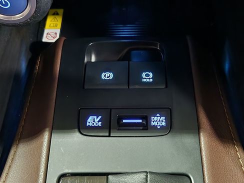 Used 2022 Toyota Venza Limited image 40