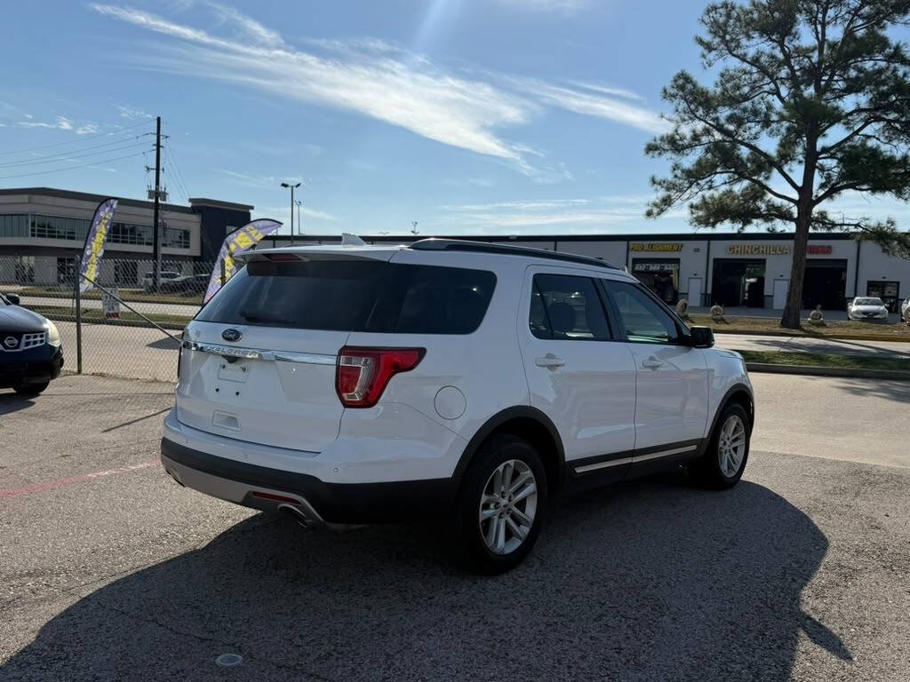 Used 2017 Ford Explorer XLT w/ Equipment Group 201A FWD image 12