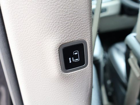 Used 2023 Chrysler Pacifica Touring-L FWD image 27