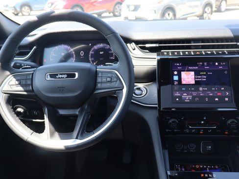 Used 2025 Jeep Grand Cherokee Altitude AWD/4WD image 13