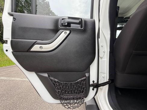 Used 2017 Jeep Wrangler Unlimited Sahara w/ Connectivity Group AWD/4WD image 25