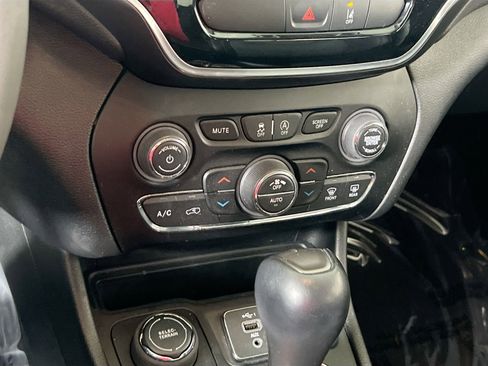 Used 2022 Jeep Cherokee Limited AWD/4WD image 15