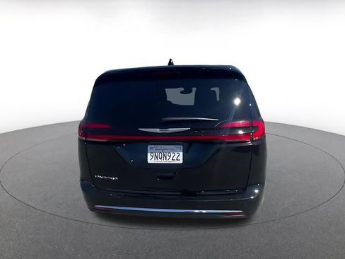Used 2025 Chrysler Pacifica Select image 12