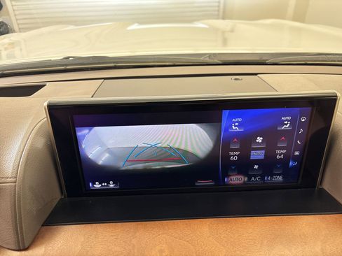 Used 2020 Lexus LX 570 4WD w/ Luxury Package image 27