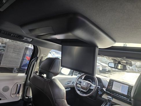 Certified 2022 Toyota Sienna Platinum image 14