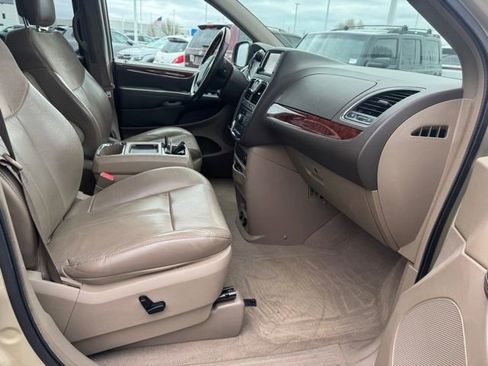 Used 2012 Chrysler Town & Country Limited w/ Luxury Group image 16