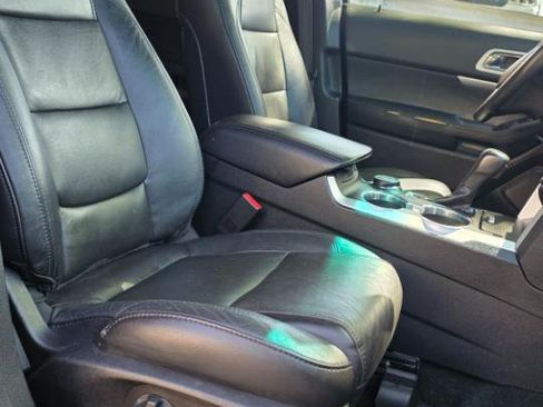 Used 2015 Ford Explorer XLT w/ Equipment Group 202B AWD/4WD image 15