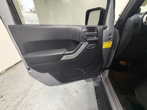 Used 2014 Jeep Wrangler Unlimited Sahara w/ Connectivity Group AWD/4WD image 21
