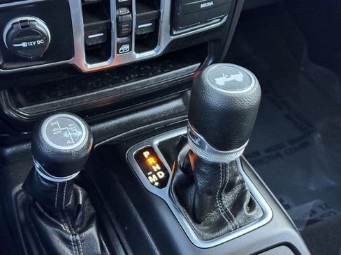 Certified 2025 Jeep Wrangler Sahara AWD/4WD image 18