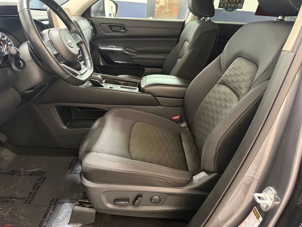 Used 2024 Nissan Pathfinder SV FWD image 26