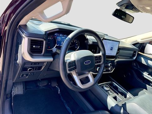 Used 2024 Ford Expedition XLT image 9