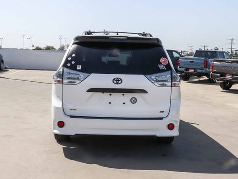 Used 2020 Toyota Sienna SE w/ Nightshade Edition FWD image 6