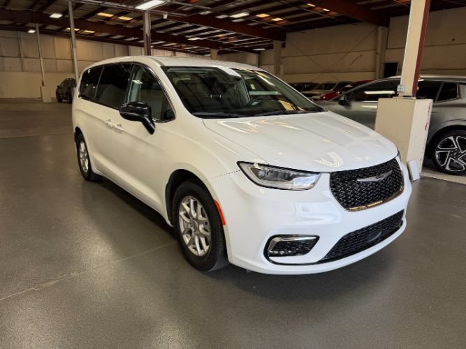 Used 2024 Chrysler Pacifica Touring-L FWD image 6
