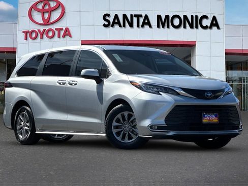 Used 2022 Toyota Sienna XLE image 1