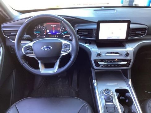 Used 2022 Ford Explorer XLT w/ Equipment Group 202A AWD/4WD image 18