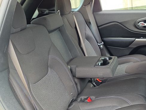 Used 2019 Jeep Cherokee Latitude w/ Popular Appearance Group AWD/4WD image 26