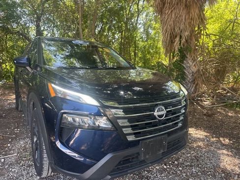 Used 2024 Nissan Rogue SV image 2